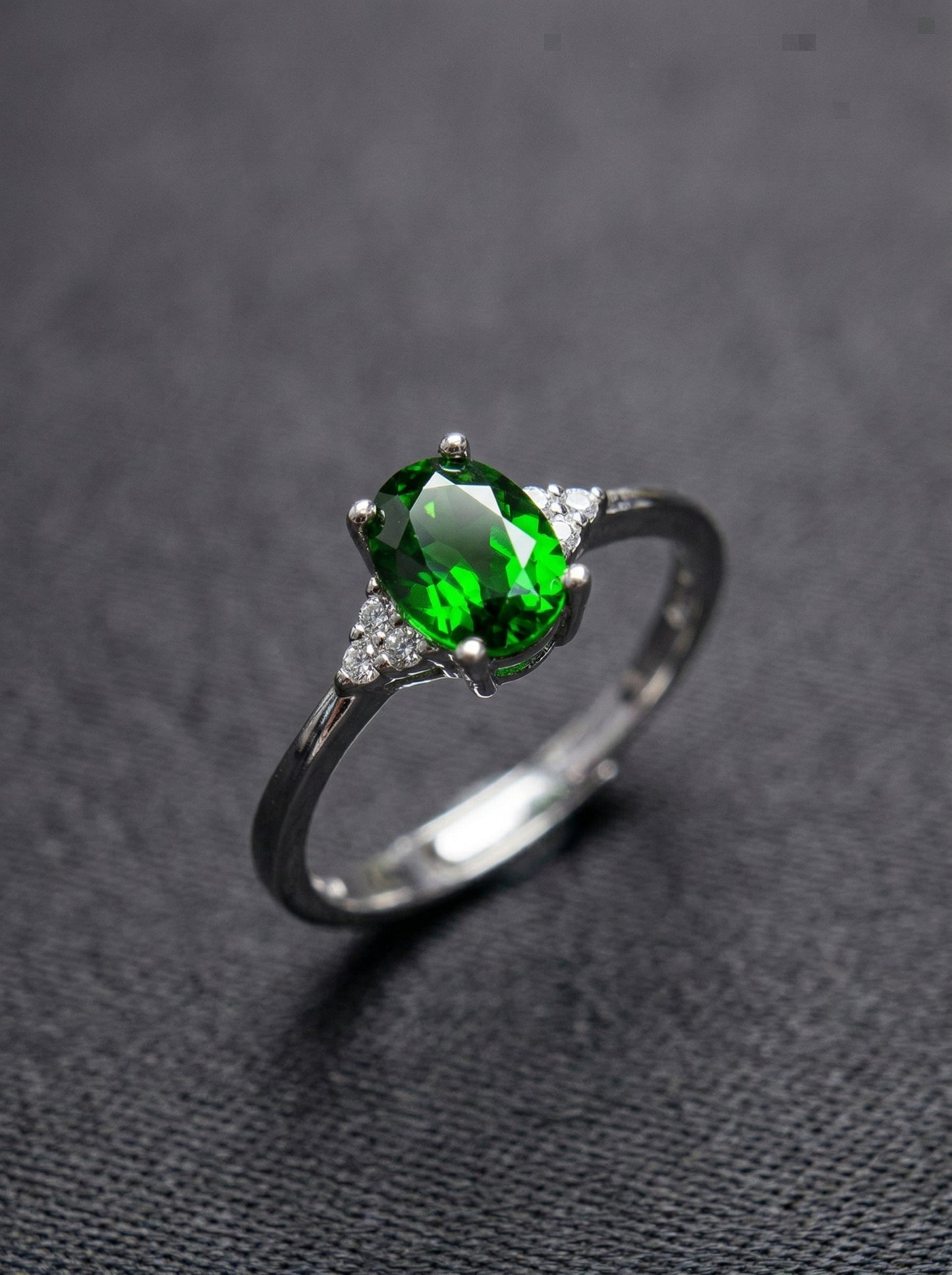 Chrome Diopside Oval Ring